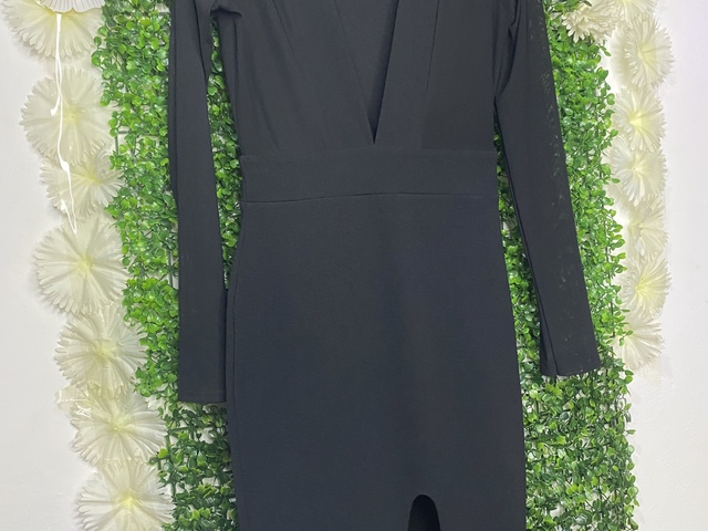 Bodycon dress in black, size 6 and 8 - 1