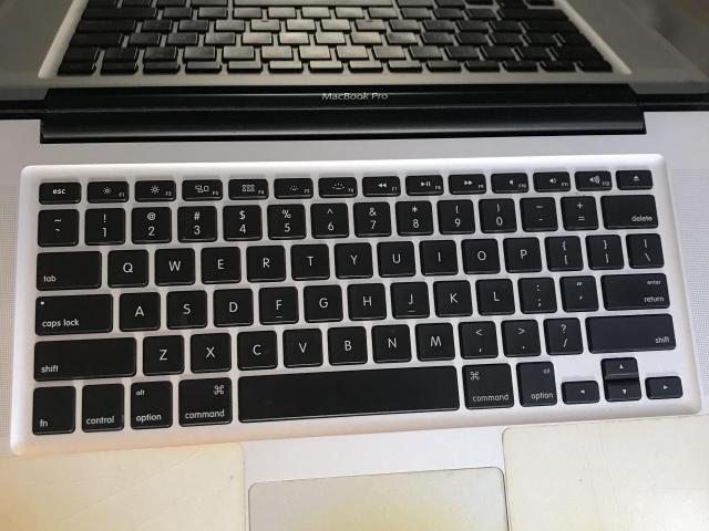 Apple MacBook Pro 2010 keyboard - 1/2