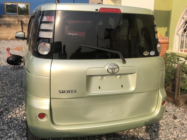 Toyota Sienta  2013 - 7/10