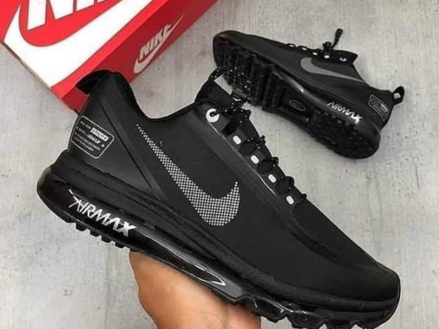 Nike sneakers???? - 9/10